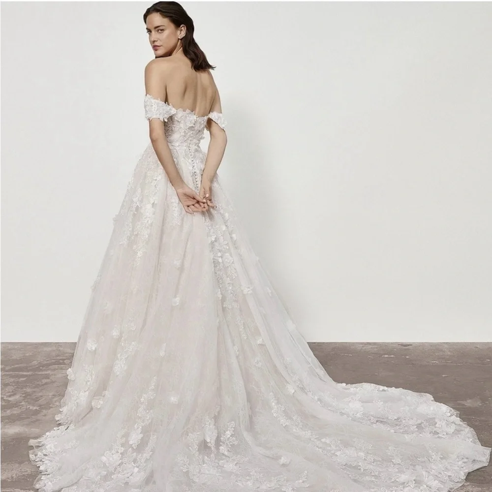 Elegant White Lace Wedding Dress - Picture 5 of 9